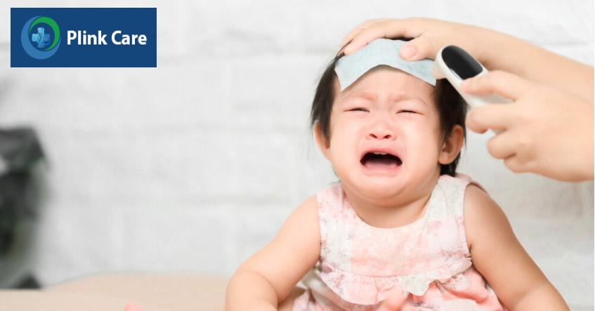 trẻ bị viêm bàng quang có triệu chứng sốt cao, quấy khóc