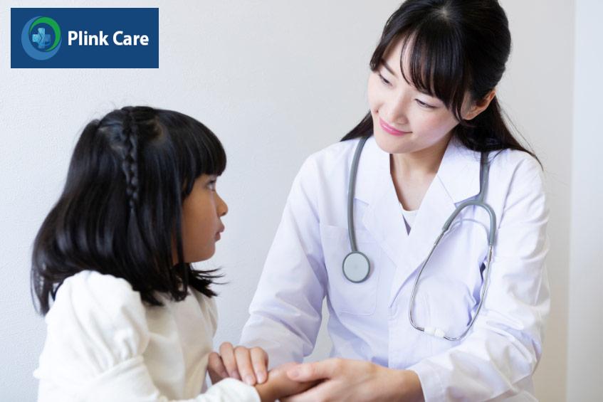 trẻ có dấu hiệu bất thường nên được đưa đến bệnh viện để bác sĩ thăm khám