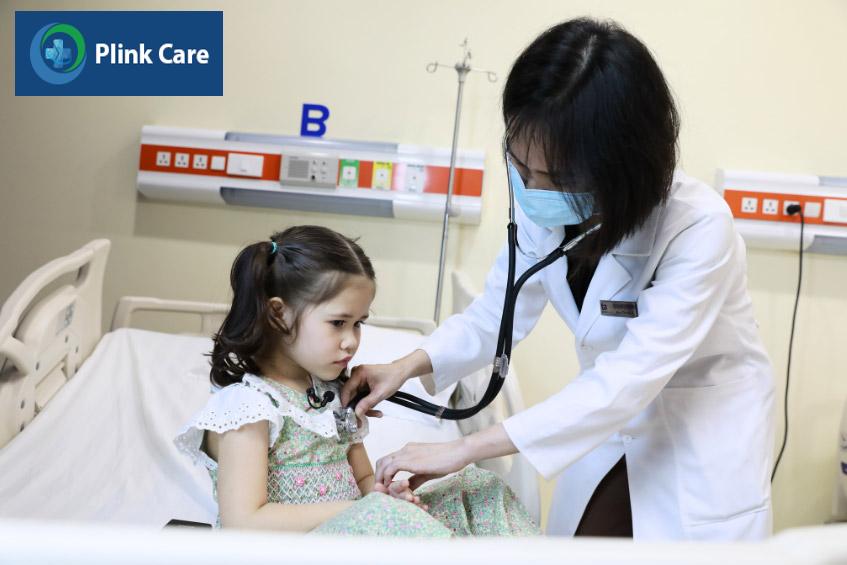 Trẻ nên được theo dõi và thăm khám thường xuyên