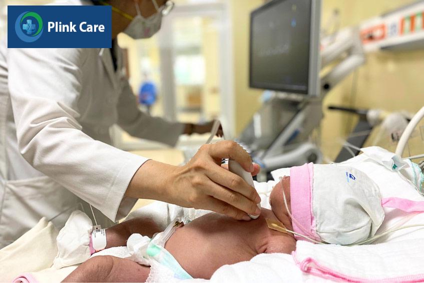 Trẻ sơ sinh được thực hiện siêu âm tim chẩn đoán thông liên nhĩ