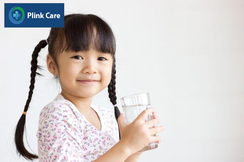 Uống đủ nước giúp làm loãng đờm, tránh tình trạng tắc nghẽn