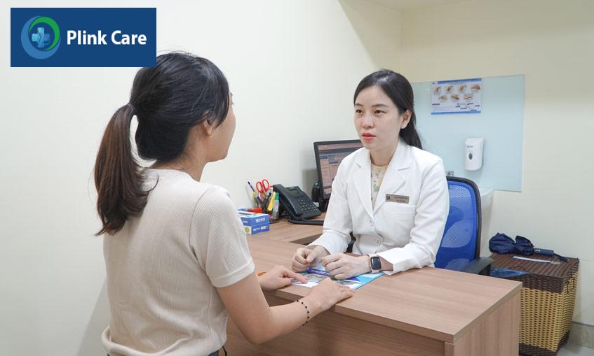 vũ thị thùy trang đang khám cho khách hàng