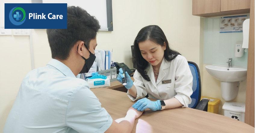 vũ thị thùy trang kiểm tra sức khỏe da cho khách hàng