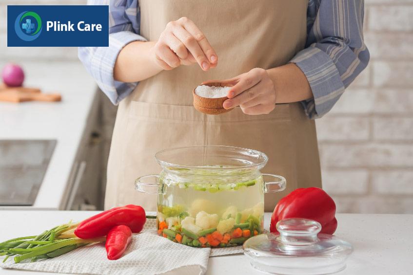 Xây dựng chế độ ăn lành mạnh, giảm lượng muối giúp cải thiện tình trạng phù do suy tim
