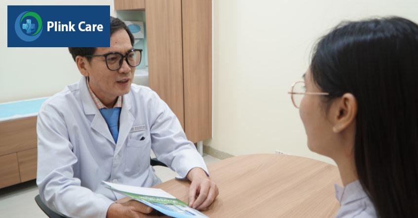 bác sĩ ngọc vinh kiểm tra sức khỏe cho bệnh nhân