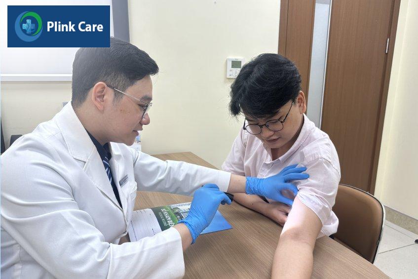 bác sĩ phan sơn long khám cho khách hàng