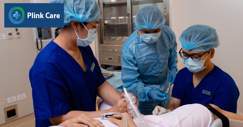 Bác sĩ thực hiện chuyển phôi cho bệnh nhân hiếm muộn tại IVF Tâm Anh