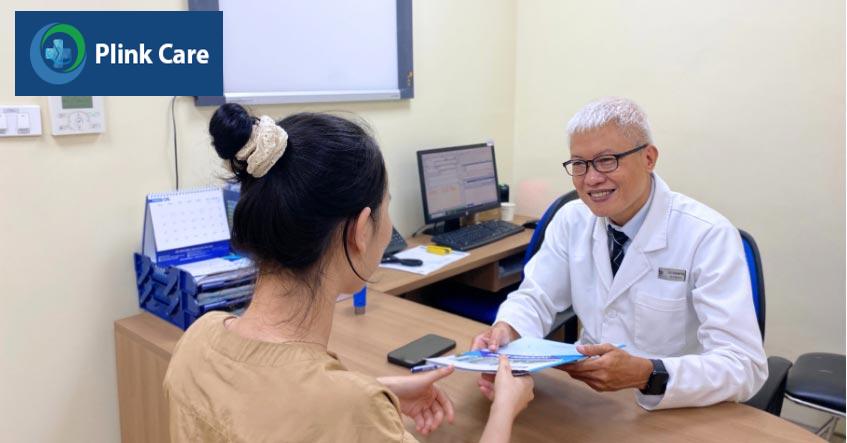 bác sĩ trông trả kết quả cho người bệnh