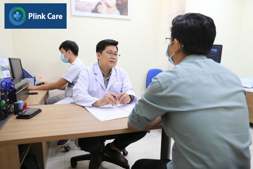 bác sĩ tư vấn quá trình hiến tinh trùng cho khách hàng