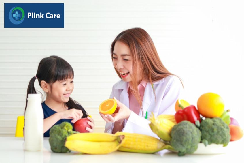Bố mẹ nên cho trẻ ăn uống cân bằng, tăng cường rau xanh