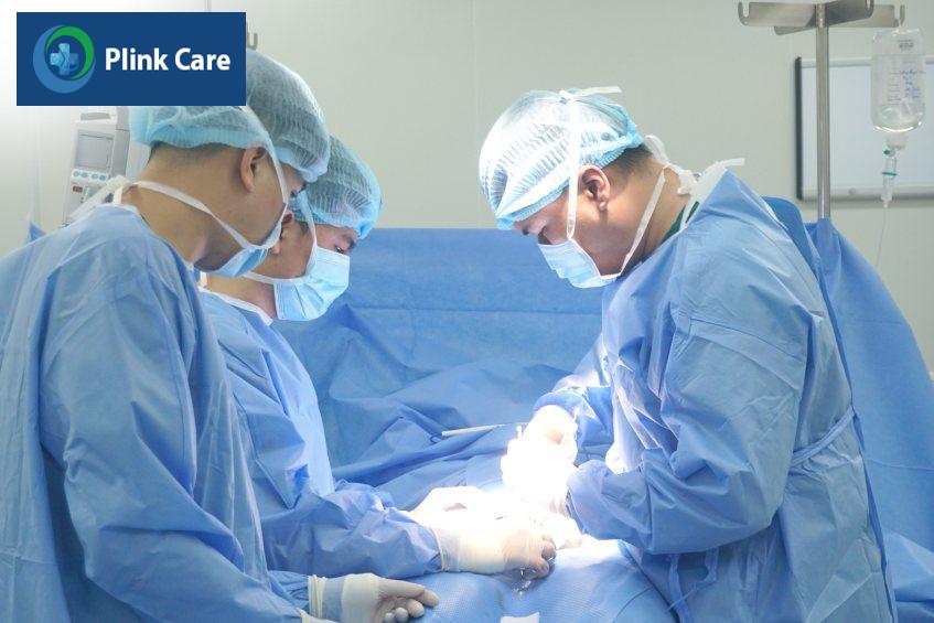 bs đoàn ngọc thiện đang phẫu thuật
