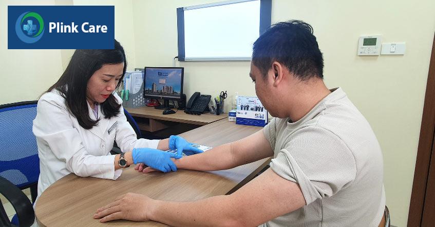 bs kim dung thăm khám cho người bệnh