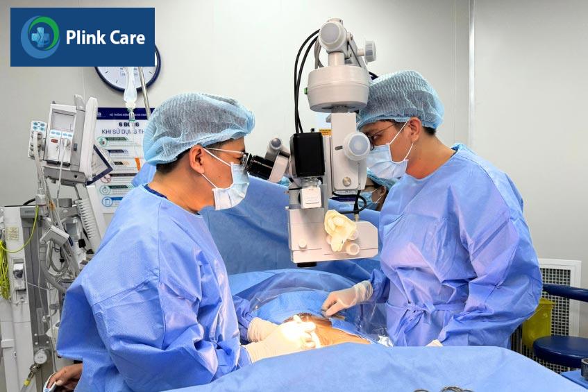 Các bác sĩ tại PlinkCare thực hiện mổ micro-tese cho bệnh nhân