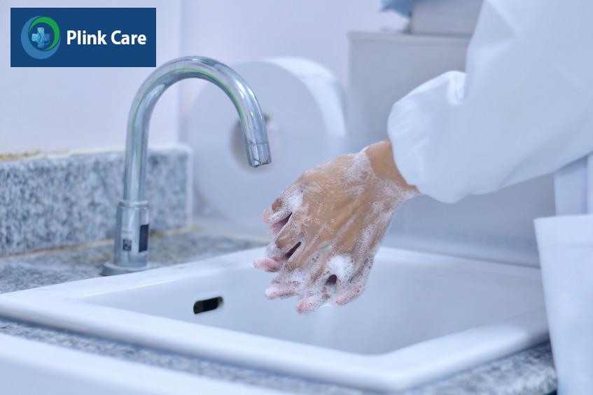 Cần vệ sinh tay trước và sau khi tiếp xúc với người bệnh