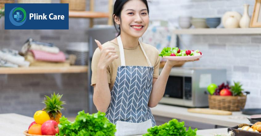 Chế độ nghỉ ngơi và ăn uống đầy đủ dưỡng chất giúp chị em phục hồi sức khỏe tốt, giảm triệu chứng sau chuyển phôi