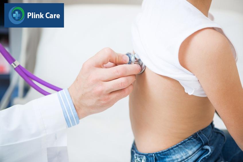 Cho trẻ thăm khám sức khỏe định kỳ