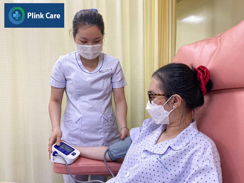 đo huyết áp cho bệnh nhân tại khoa ung bướu