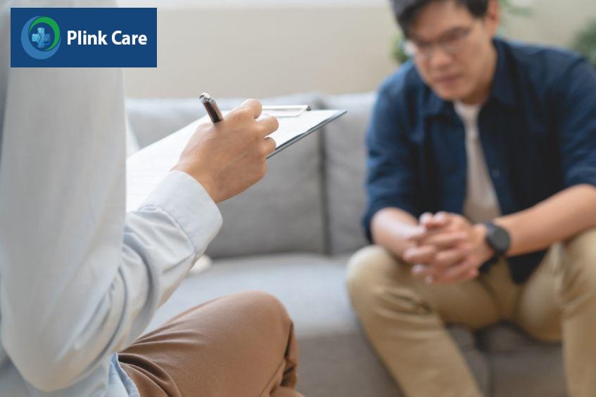 gặp bác sĩ ngay khi nhận thấy tinh dịch đặc kèm theo các triệu chứng bất thường