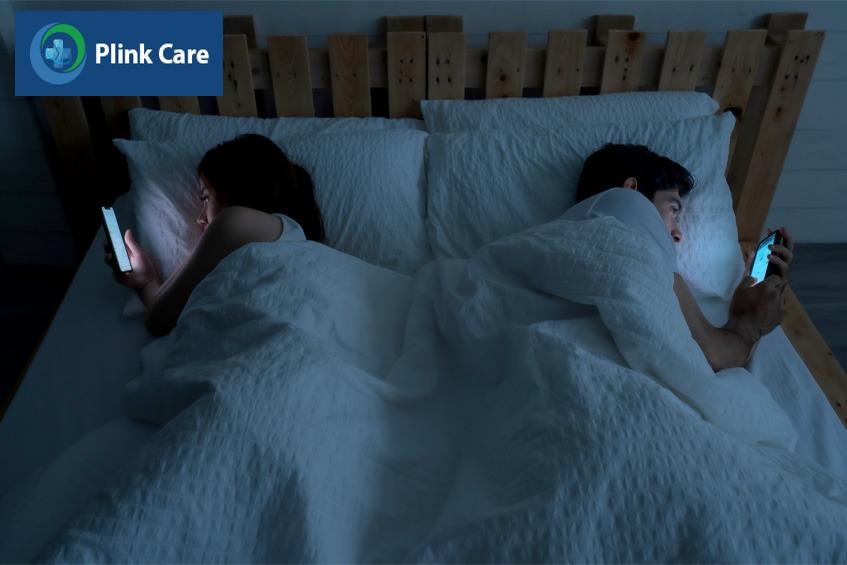 hạn chế dùng điện thoại trước khi đi ngủ giúp dễ ngủ hơn