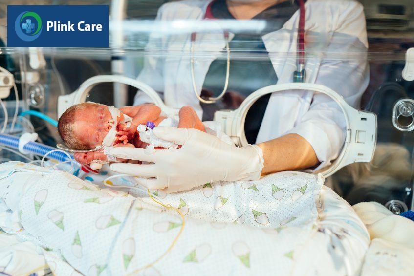 Hình ảnh về trẻ sinh non 28 tuần được bác sĩ chăm sóc