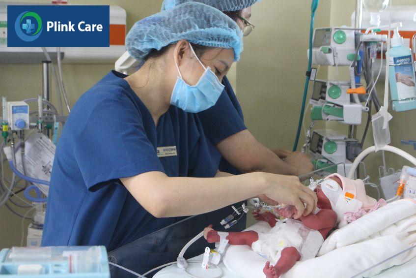Hình ảnh về trẻ sinh non 28 tuần được chăm sóc đặt biệt