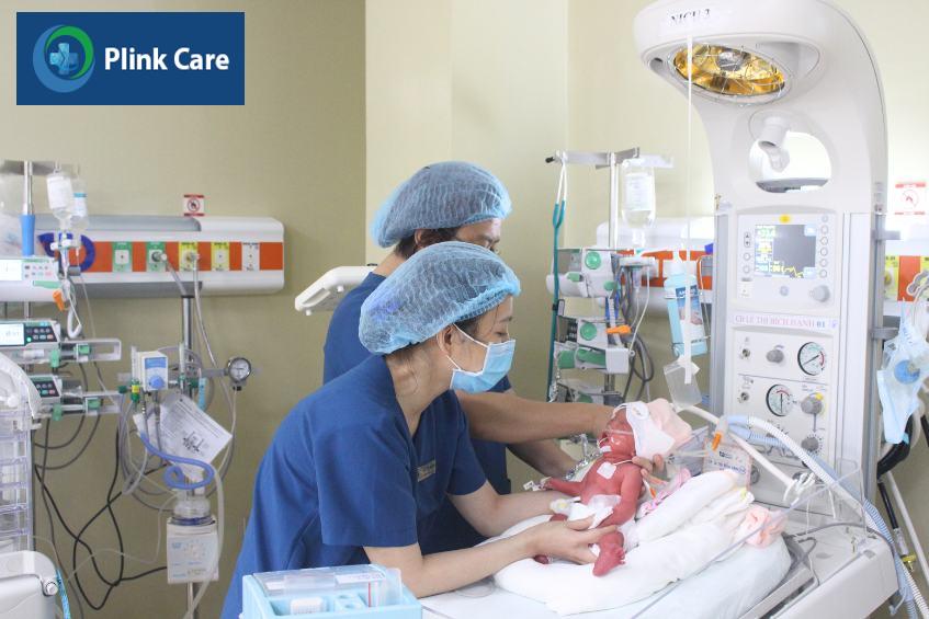 Hình ảnh về trẻ sinh non 28 tuần được y tá chăm sóc