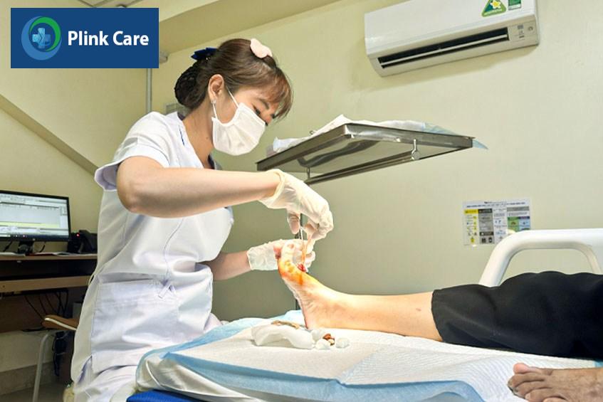 Khách hàng được cắt móng, chăm sóc bàn chân