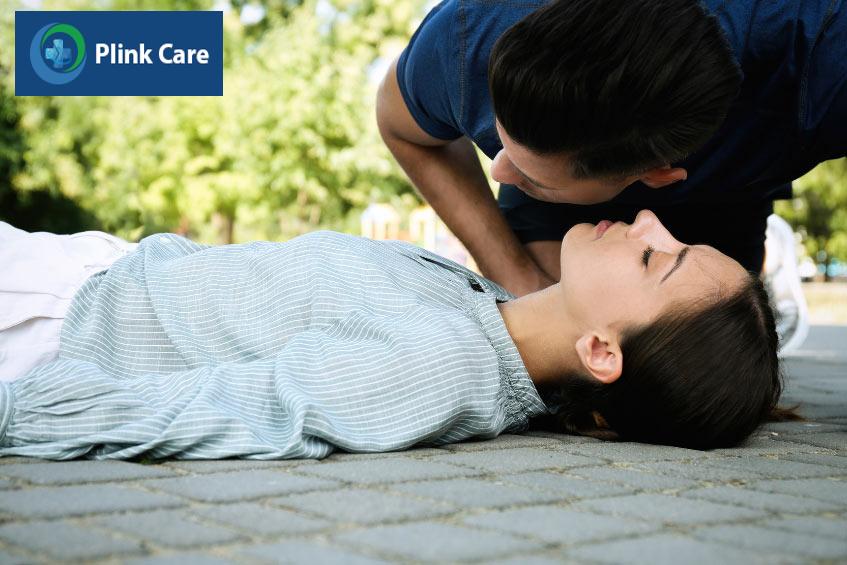 Kiểm tra dấu hiệu hô hấp của bệnh nhân có biểu hiện đột tử do tim