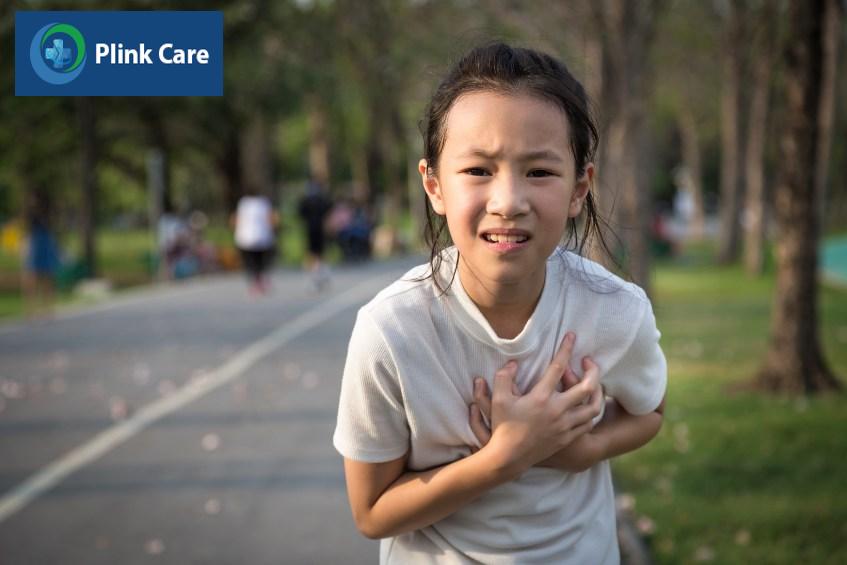 Trẻ bị hen suyễn thường có biểu hiện ho, khó thở