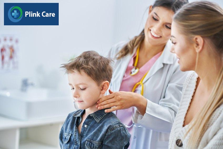 Trẻ bị nổi hạch sau gáy có thể do nhiều nguyên nhân