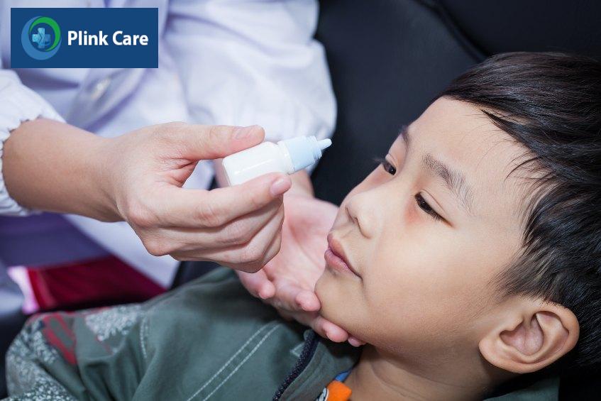 Trẻ bị viêm kết mạc nên được đưa đến bệnh viện