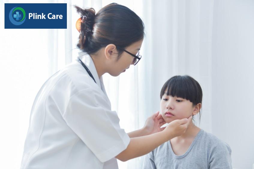 Trẻ có dấu hiệu viêm hạch cổ nên được đưa đến bệnh viện