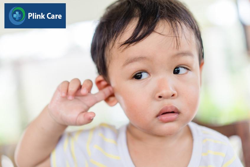 Trẻ dùng tay chọc ngoáy tai có thể gây tổn thương
