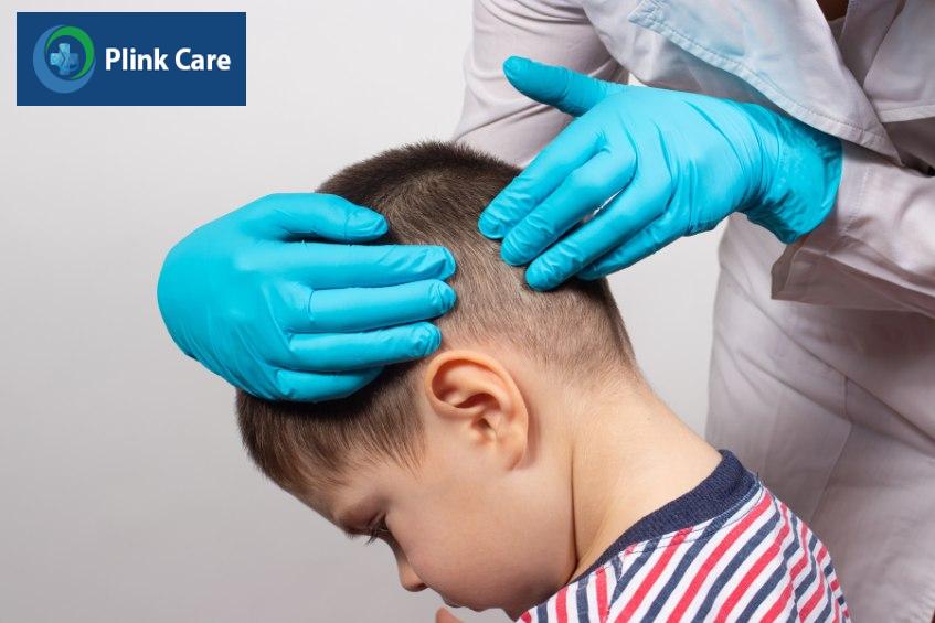 Trẻ nổi mụn nhọt ở đầu nên được đưa đến bệnh viện