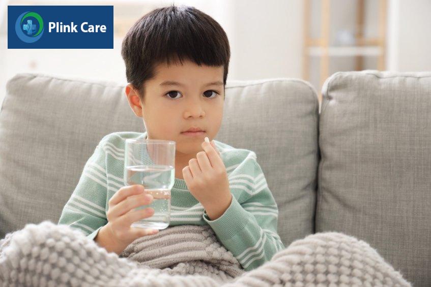 Trẻ nổi mụn nhọt ở tai thường được điều trị bằng thuốc