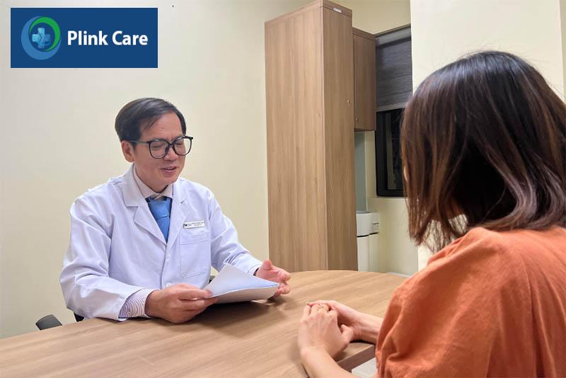 Bác sĩ Lê Ngọc Vinh đang tư vấn về u mỡ.