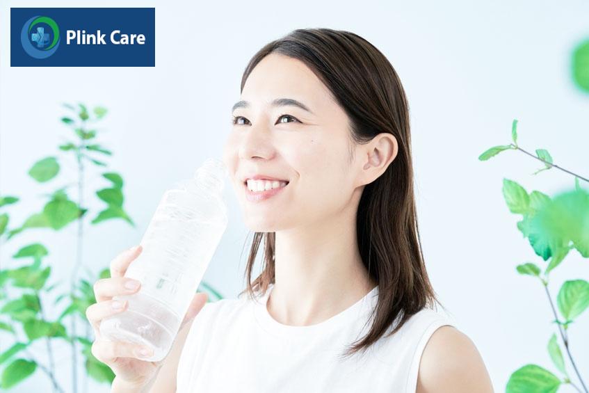 Uống đủ nước giúp hạn chế cơn thèm ăn