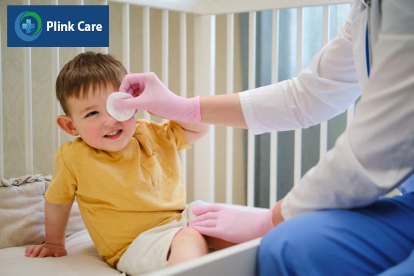 vệ sinh mắt cho trẻ khi trẻ bị viêm kết mạc