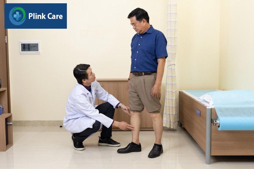 BS.CKI Bùi Trọng Đạt đang thăm khám và tư vấn về tình trạng của bệnh nhân