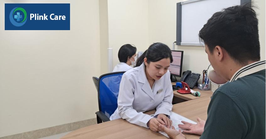 bác sĩ chẩn đoán và điều trị dị ứng thuốc bị ngứa