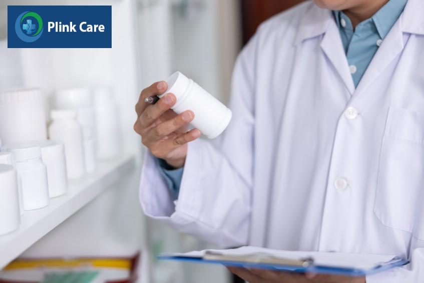 bác sĩ chỉ định bệnh nhân dùng thuốc