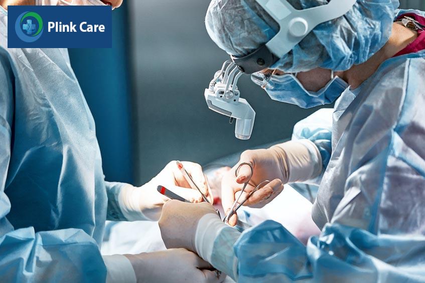bác sĩ chuyên khoa thực hiện phẫu thuật cắt lưỡi