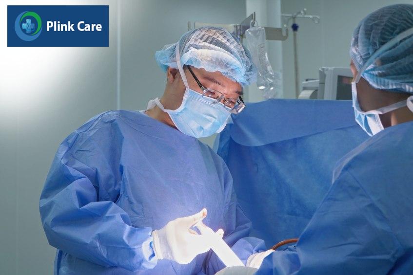 bác sĩ điều trị sùi mào gà cho bệnh nhân