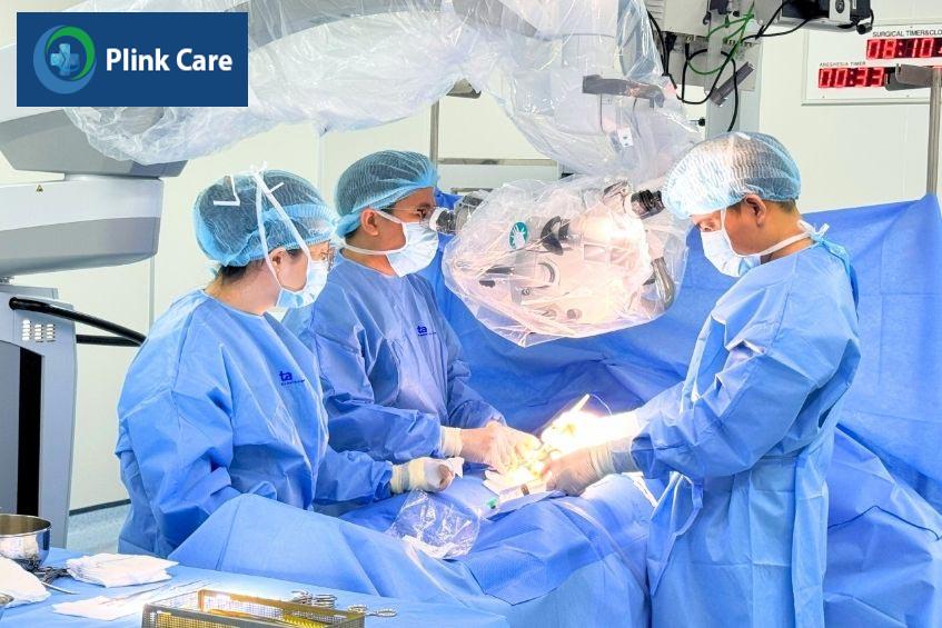 ThS.BS.CKII Dương Quang Huy - Trưởng đơn vị Nam học, Trung tâm Hỗ trợ sinh sản, PlinkCare TP.HCM đang thực hiện ca mổ Micro-TESE cho bệnh nhân