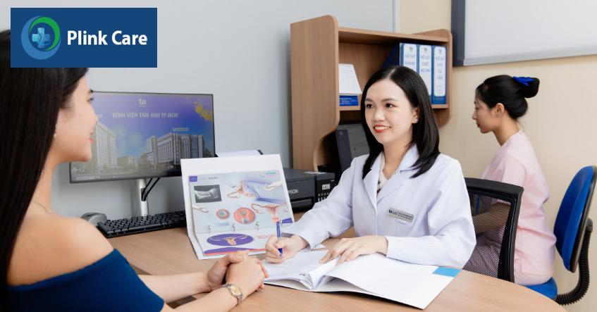 ThS.BS Huỳnh Kha tư vấn bệnh nhân về quy trình làm thụ tinh trong ống nghiệm tại IVF Tâm Anh