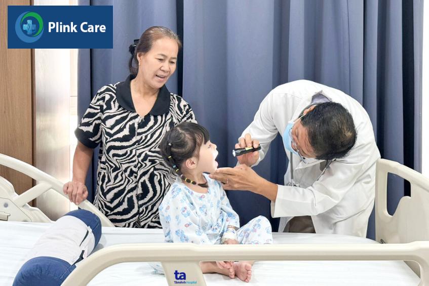 Bác sĩ khám lâm sàng cho trẻ sau điều trị viêm phổi