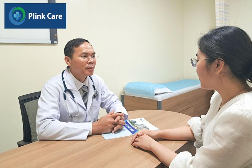 Bác sĩ khoa Nội tiết đang tư vấn cho khách hàng về bệnh tiểu đường