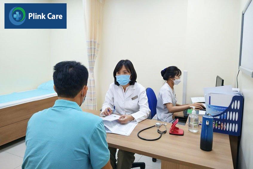 Bác sĩ khoa Nội tiết đang tư vấn cho khách hàng