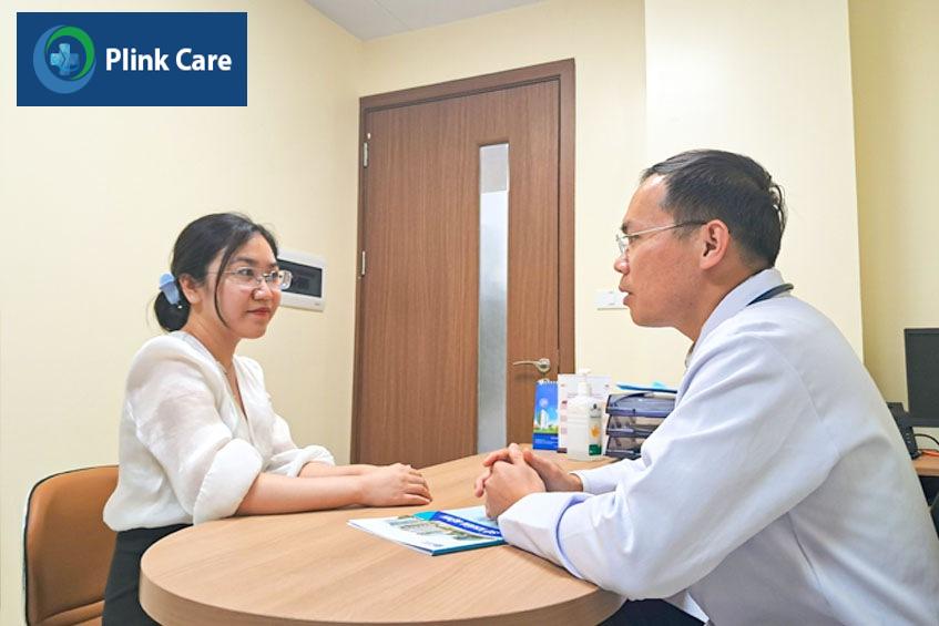 Bác sĩ khoa Nội tiết tư vấn cho khách hàng