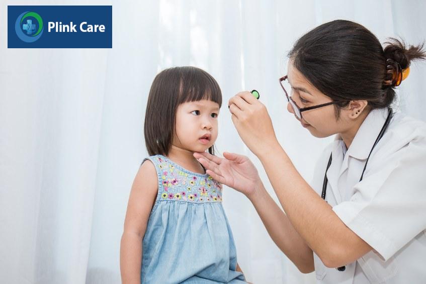 Bác sĩ kiểm tra mắt lâm sàng cho trẻ